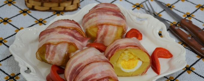 Картофель, запеченный с яйцом и сыром в беконе