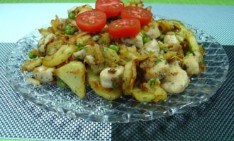 Жареное куриное филе с овощами