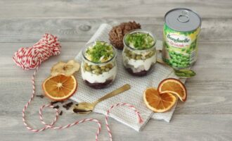 Салат с сельдью и горошком