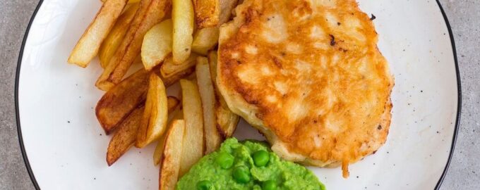 Треска с картофелем и гороховым пюре