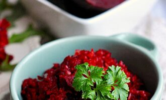 Салат из маринованной свеклы и яблока