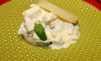 Салат с сельдью и ананасами
