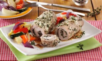 Рулет из свинины с грибами