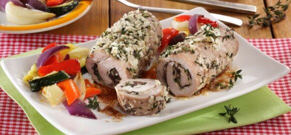 Рулет из свинины с грибами
