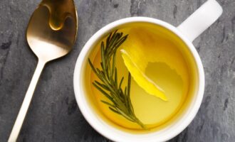 Чай с розмарином, апельсином и медом