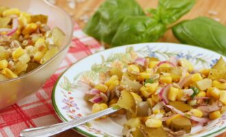 Салат из кукурузы, семечек и маринованных огурцов