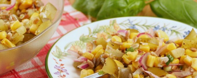 Салат из кукурузы, семечек и маринованных огурцов