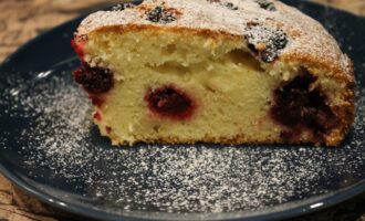 Кекс с ежевикой