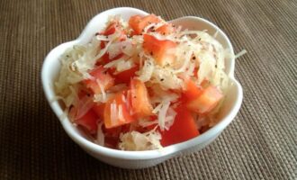 Салат из квашеной капусты с перцем