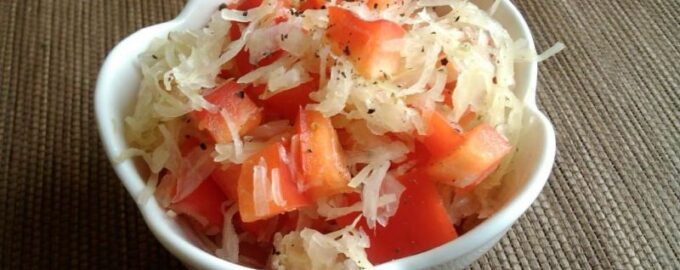 Салат из квашеной капусты с перцем