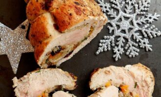 Рулет из индейки с сухофруктами и орехами