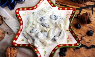 Сельдь в сметане с сушенной клюквой