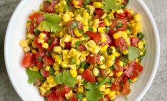 Мексиканский салат с кукурузой
