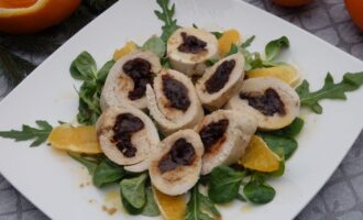 Рулеты из курицы с черносливом