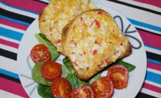 Гренки с крабовыми палочками