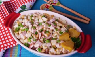 Салат с ветчиной и маринованным чесноком
