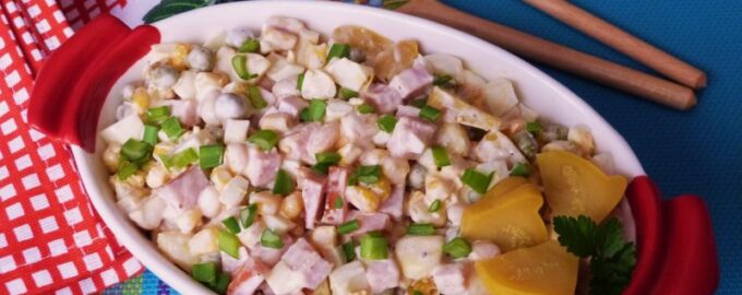 Салат с ветчиной и маринованным чесноком