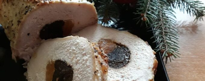Свинина, фаршированная черносливом и курагой