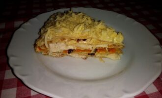 Закусочный блинный торт- салат курицей и грибами