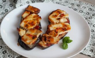 Запеченный баклажан с сыром, помидорами и чесноком