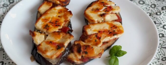 Запеченный баклажан с сыром, помидорами и чесноком