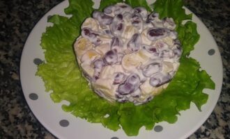 Салат с фасолью и сухариками
