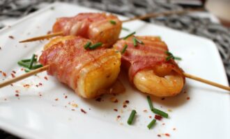 Ананас с креветкой на шпажке