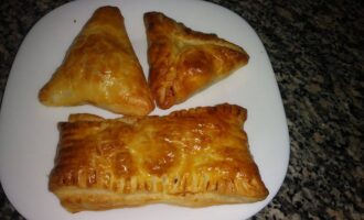 Слойки с картофелем и грибами из слоеного теста