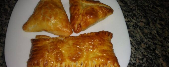 Слойки с картофелем и грибами из слоеного теста