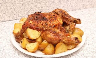 Курица с картошкой и луком, запеченная в духовке