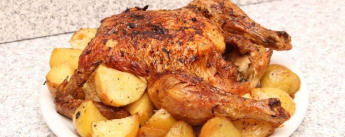 Курица с картошкой и луком, запеченная в духовке