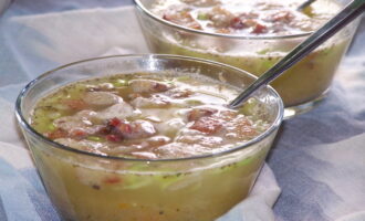 Суп с копченым беконом и сухариками