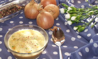Луковый крем-суп на говяжьем бульоне