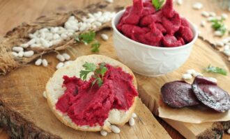 Паста из запеченной свеклы и фасоли