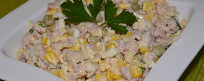 Салат с сыром, ветчиной и грибами