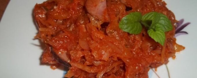 Капуста тушеная с кабачками и колбасой