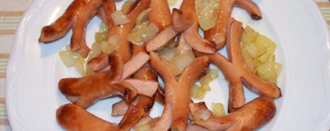 Жареные сосиски с луком