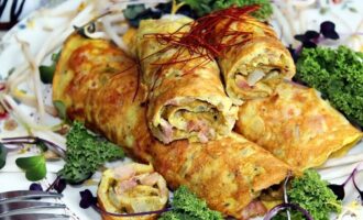 Яичные рулеты с копченой курицей