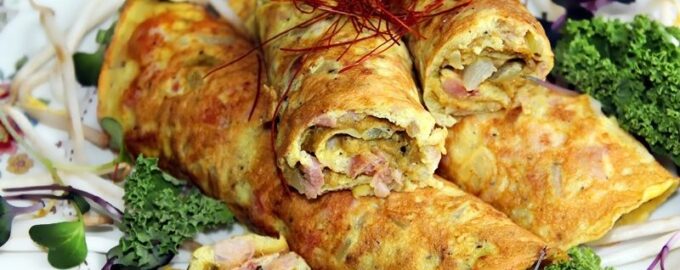 Яичные рулеты с копченой курицей