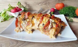 Свинина, фаршированная грибами, сыром и помидорами