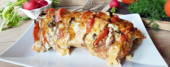 Свинина, фаршированная грибами, сыром и помидорами