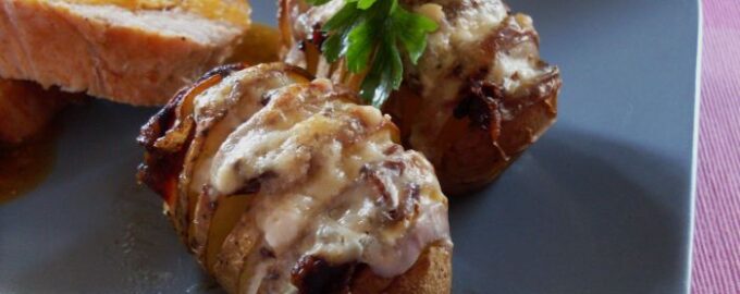 Картофель, фаршированный беконом