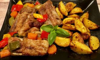 Ребра, запеченные с овощами