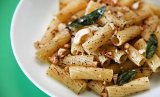 Макароны с орехами кешью и шалфеем
