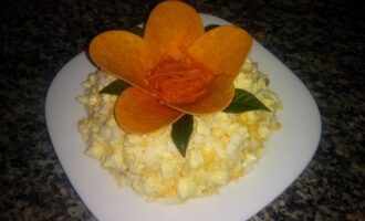Салат "Орхидея" с чипсами и корейской морковкой