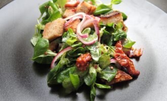 Салат с горгонзолой и беконом