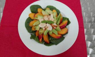 Диетический салат с грудкой и персиком