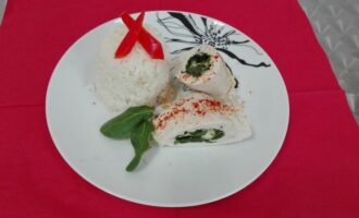Куриный рулет со шпинатом и сыром