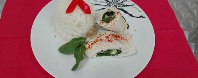 Куриный рулет со шпинатом и сыром