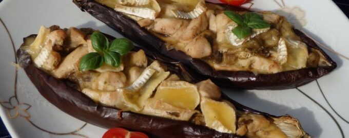 Баклажаны, фаршированные курицей и сыром